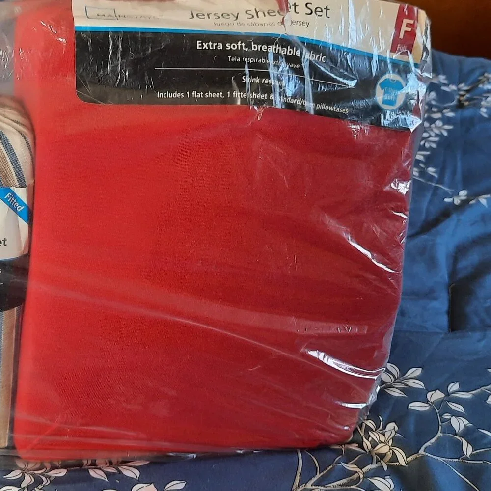 MAINSTAYS Jersey Knit Sheet Set NWT! - Red, Full Size Bed